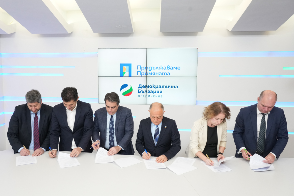 Leaders of the parties within the Continue the Change-Democratic Bulgaria coalition signing coalition agreement