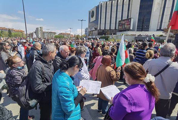 Members of the Committee for the Referendum for Peace and Sovereignty gathering signatures in Sofia