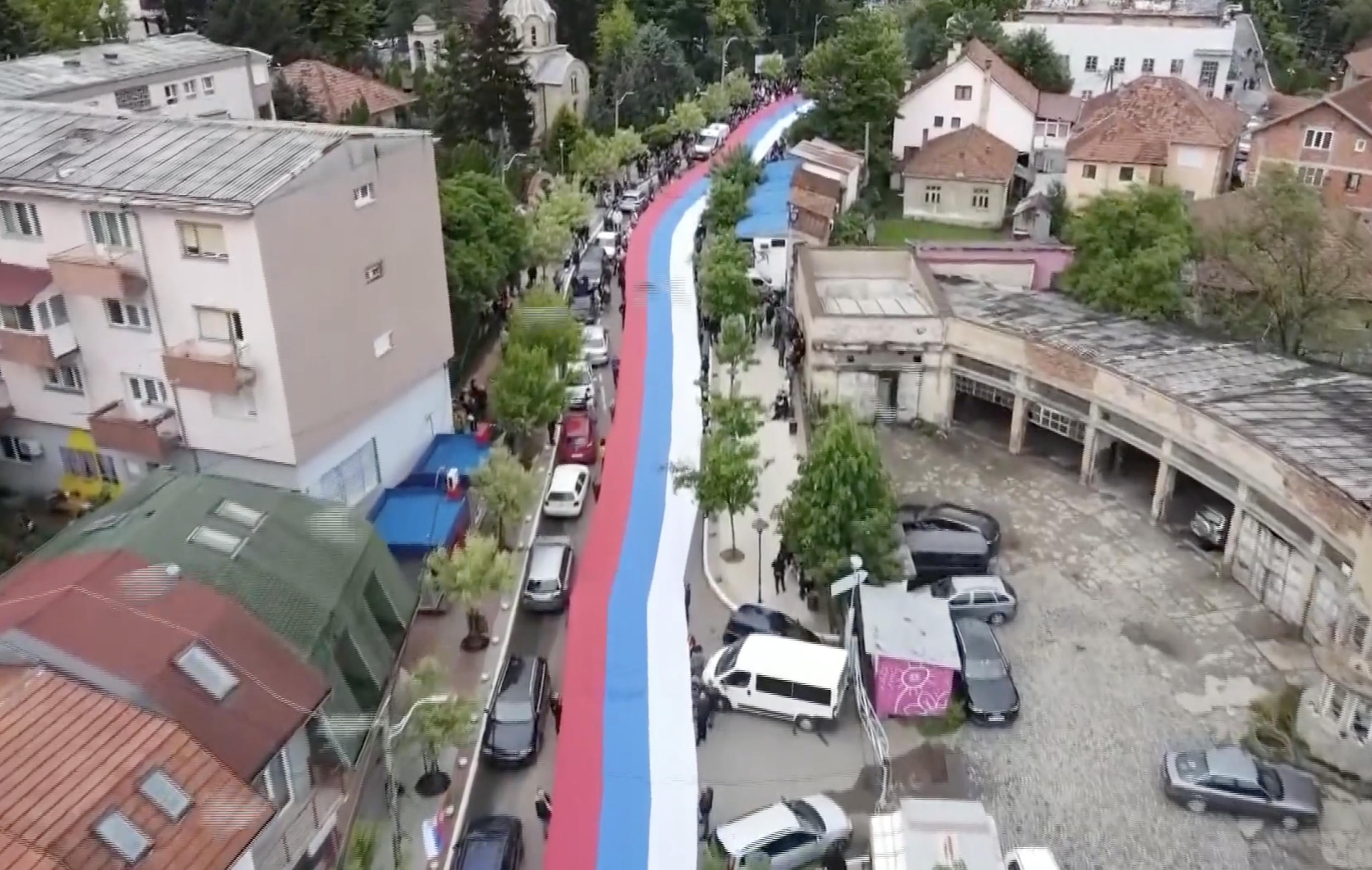 Serb protesters in Zvecan unveil a 250-meter Serbian flag