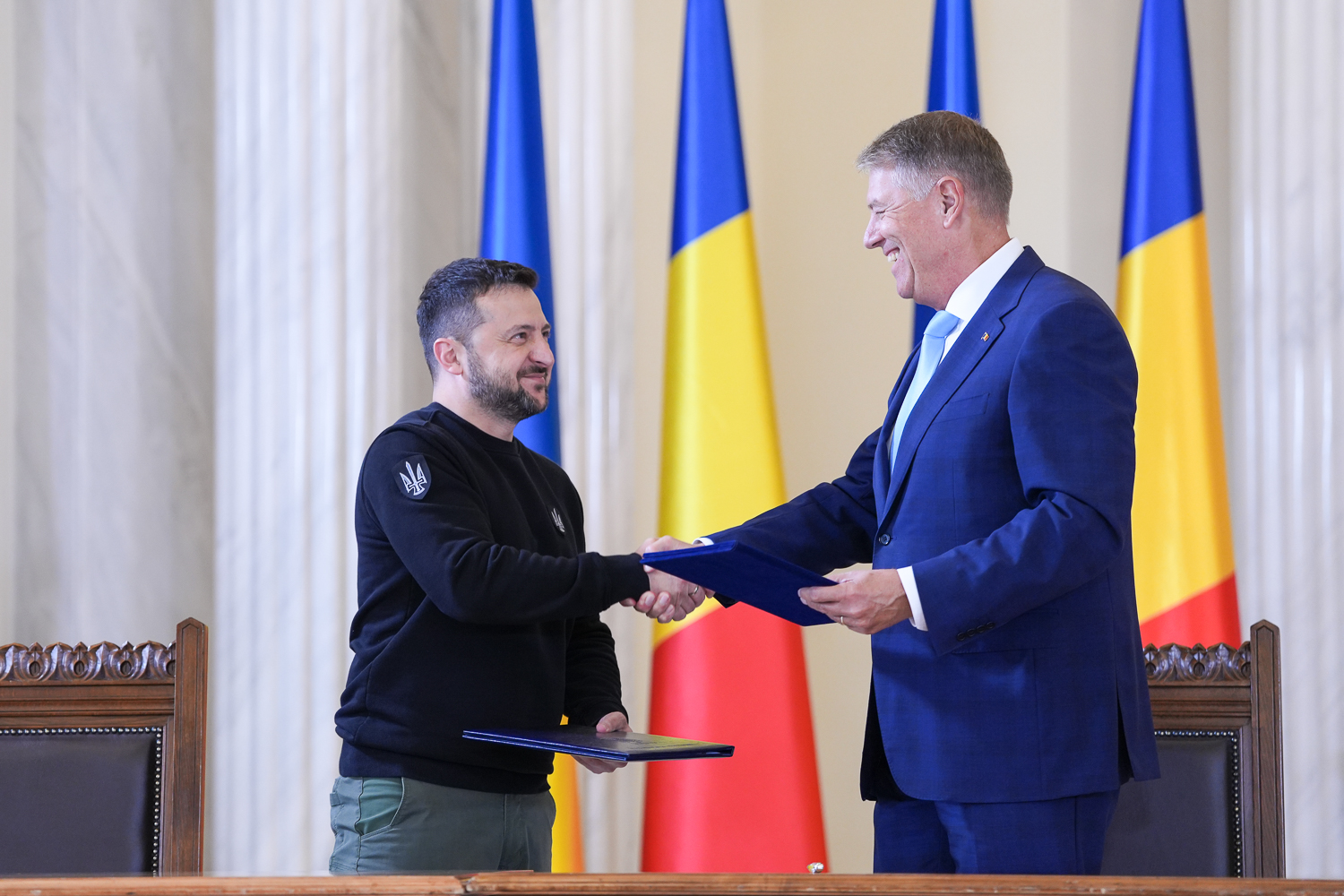 Romanian President Klaus Iohannis receiving Volodomir Zelensky